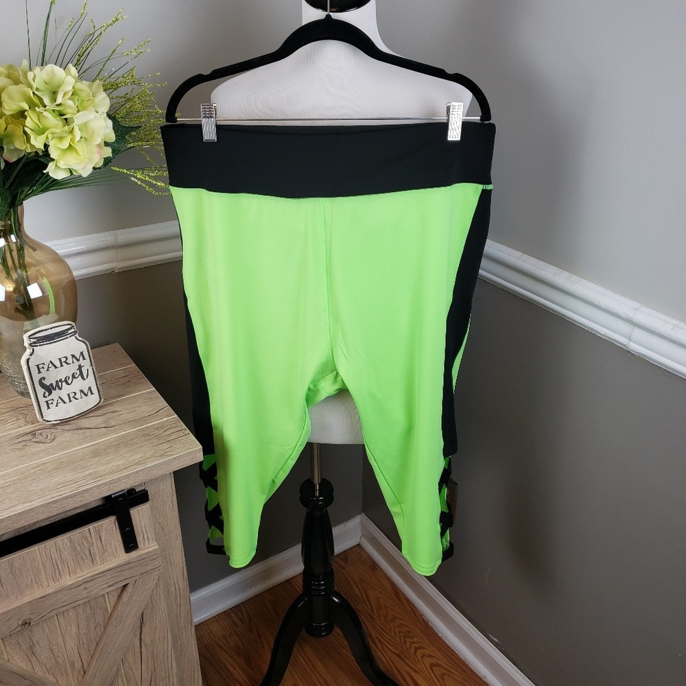 Crush size 3XL athletic capri leggings Neon Green